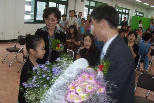 목포부영초등학교 2학년 제자로부터 꽃다발을 받고있는 모습 